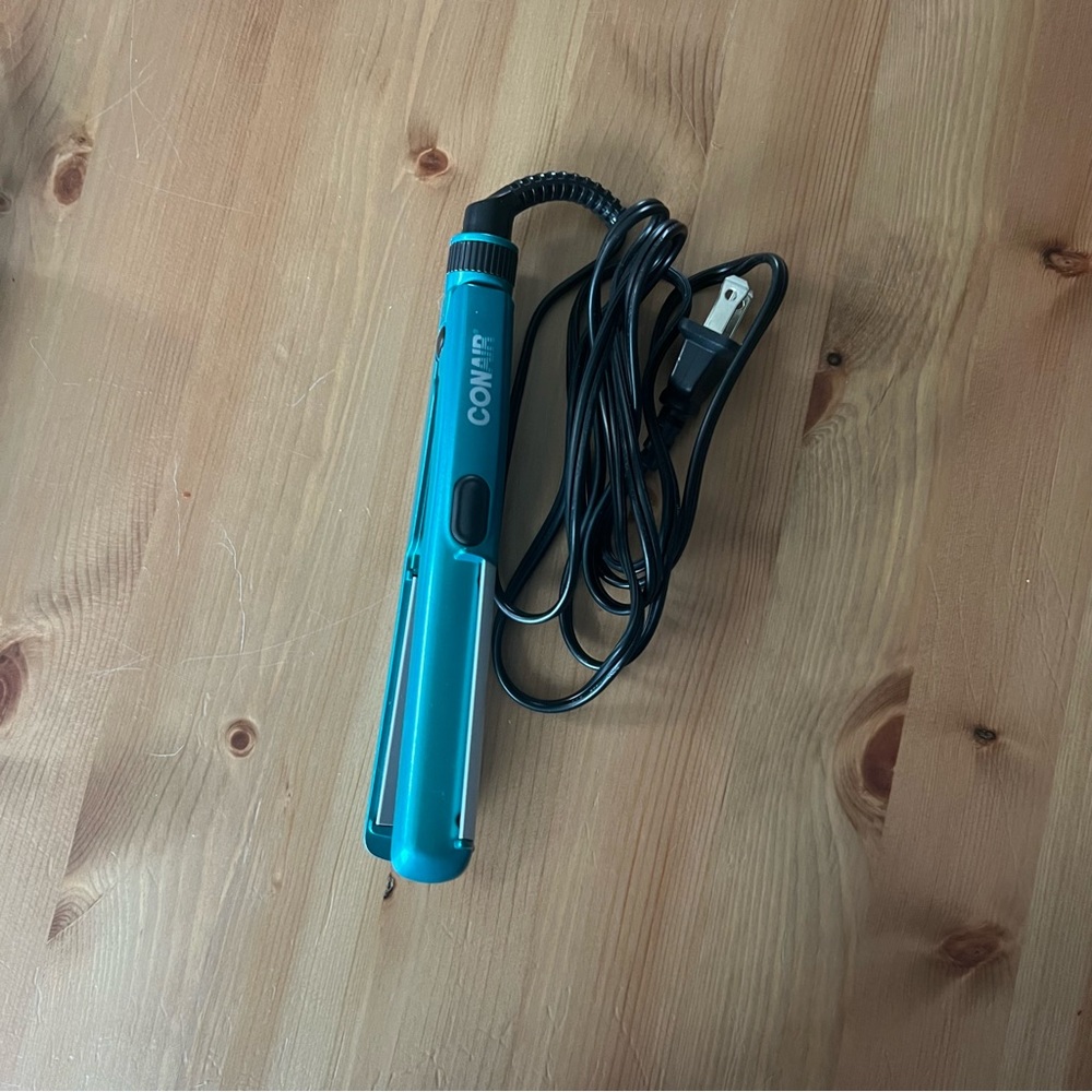 Mini conair straightener - travel size - still works